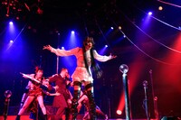 Juliet aria「DustBunnySHOW」より。（撮影：羽田哲也）