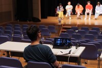 「チェルフィッチュ×藤倉大 with Klangforum Wien 新作音楽劇」ワークインプログレス公演より。（撮影：加藤和也）