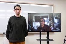 左から岡田利規、藤倉大。