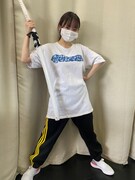 シンプルで爽やかなロゴTシャツ。右手には刀!