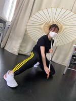 “修羅雪姫”のクールなポーズで。おなじみの蛇の目傘には、仕込み刀！