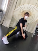 “修羅雪姫”のクールなポーズで。おなじみの蛇の目傘には、仕込み刀!