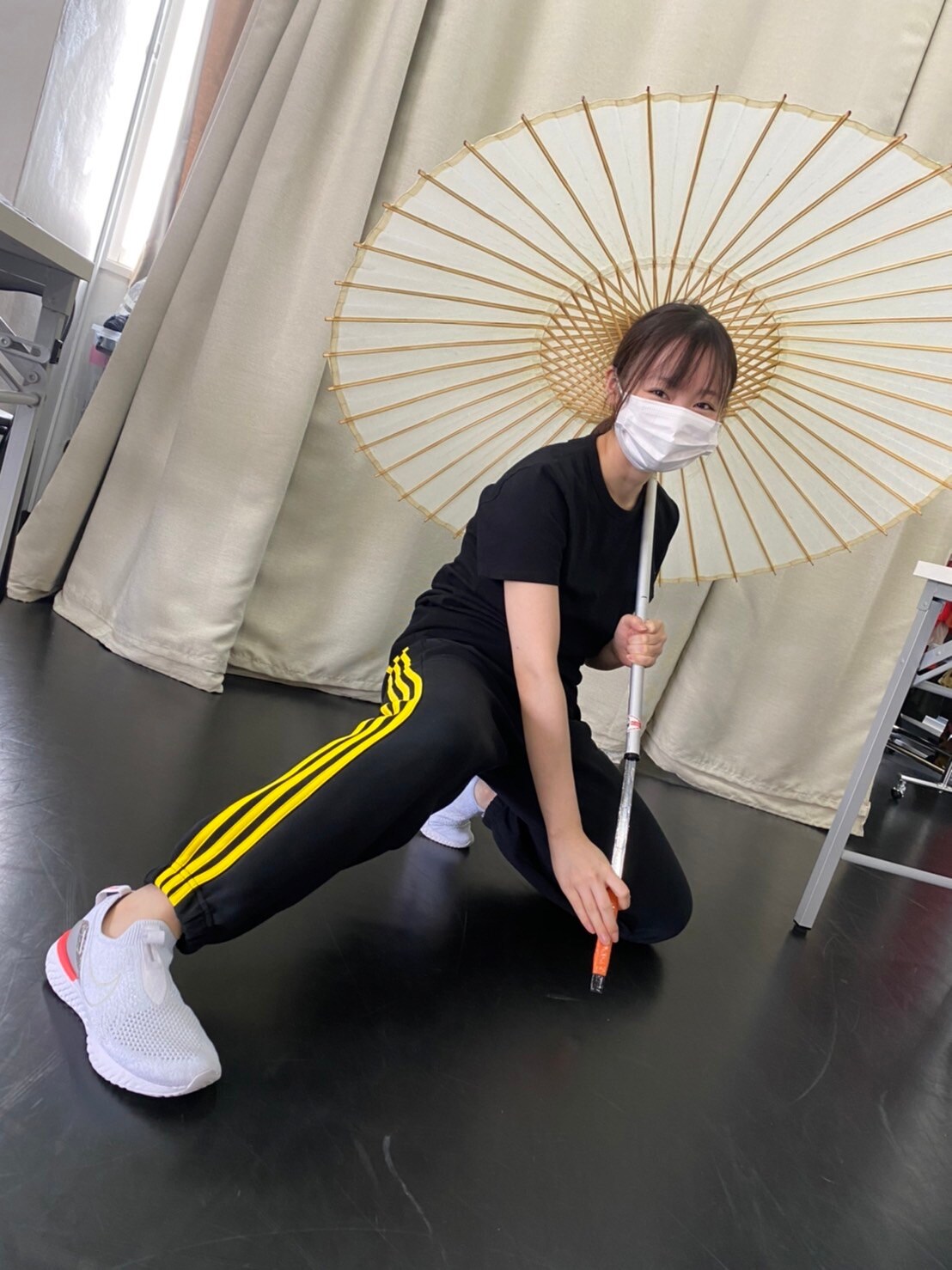 “修羅雪姫”のクールなポーズで。おなじみの蛇の目傘には、仕込み刀!