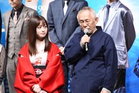 左から橋本環奈、鈴木敏夫プロデューサー。