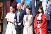 左から今井麻緒子、ジョン・ケアード、上白石萌音、橋本環奈。