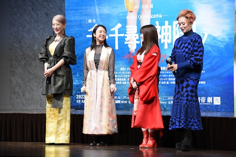 左から朴ろ美、上白石萌音、橋本環奈、夏木マリ。