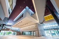 那覇文化芸術劇場 なはーとロビーの様子。