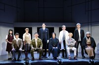 イッツフォーリーズ公演 ミュージカル「魍魎の匣」ゲネプロ終演後に行われたフォトセッションの様子。