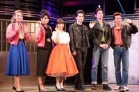 左から城妃美伶、田村芽実、屋比久知奈、三浦宏規、有澤樟太郎、内海啓貴。