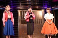 左から城妃美伶、田村芽実、屋比久知奈。