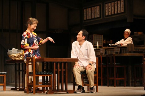 文学座「ジャンガリアン」より。(撮影:宮川舞子)