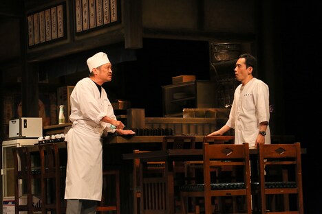 文学座「ジャンガリアン」より。(撮影:宮川舞子)