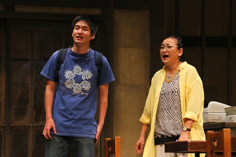 文学座「ジャンガリアン」より。(撮影:宮川舞子)