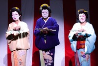 明治座 2021年11月公演「本日も休診」より。