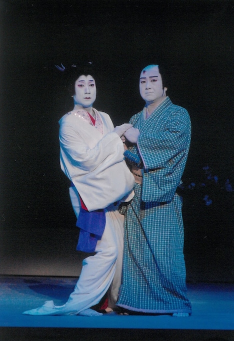 「曽根崎心中」より、左から中村扇雀扮する天満屋お初、中村鴈治郎扮する平野屋徳兵衛。(c)松竹