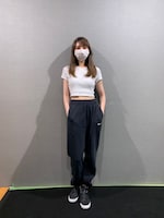 EVERLASTのスウェットに、Nikeのレギンス＆スニーカーを合わせたシンプルなスタイル。