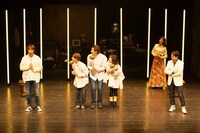 「愛するとき 死するとき」より、第1部「ある青春 / コーラス」の様子。（撮影：牧野智晃）