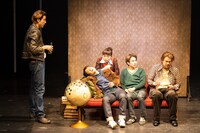 「愛するとき 死するとき」より、第2部「ある古い映画 / グループ」の様子。（撮影：牧野智晃）