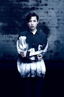 ローラ役を演じる宮崎秋人のビジュアル。（撮影：設楽光徳）