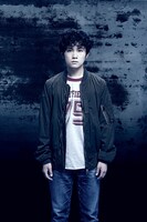 パーティプレゼント役を演じる山崎光のビジュアル。（撮影：設楽光徳）