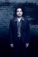 パーティゲスト役を演じる水橋研二のビジュアル。（撮影：設楽光徳）