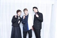左から彩凪翔、七海ひろき、岐洲匠が、ビッグスマイルでブイサイン。