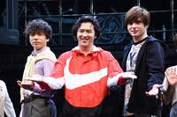 左から山崎育三郎、尾上松也、城田優。
