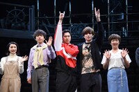 左から皆本麻帆、山崎育三郎、尾上松也、城田優、キムラ緑子。