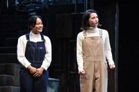 左から清水美依紗、皆本麻帆。