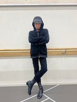 ブラックでクールにまとめた東山。パーカーの腕に入った天の川のようなラインが美しい。