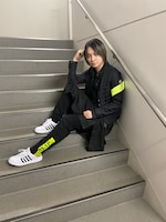 ブラックの中で輝く蛍光イエローのラインが印象的な、良知のコーディネート。クリーンな白いスニーカーがポイントに。