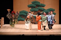 「第34回 としま能の会」より「首引」。（撮影：新宮夕海）