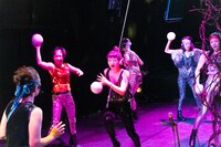 毛皮族「Gardenでは目を閉じて」より。（撮影：曳野若菜）