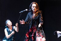 毛皮族「Gardenでは目を閉じて」より。（撮影：曳野若菜）