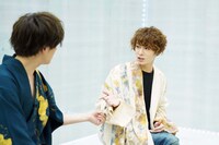 左から財木琢磨、大平峻也。