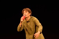 「僕が妊娠した水曜日」（2021年5月）より。（撮影：石川直幸）