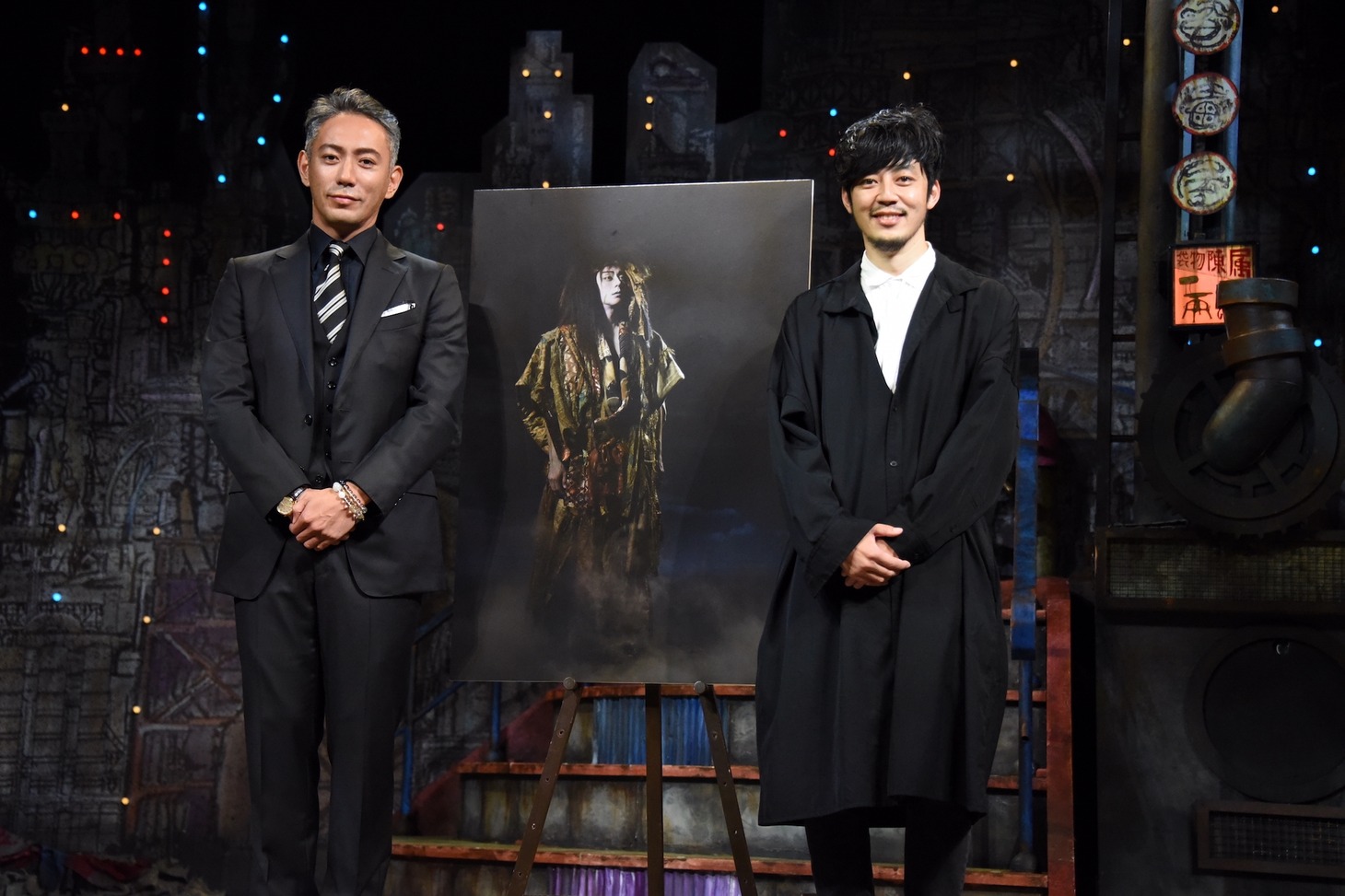 新作歌舞伎「プペル～天明の護美人間～」制作発表記者会見より。左から市川海老蔵、西野亮廣。