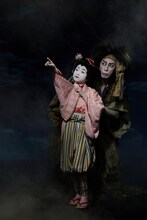 左から市川海老蔵扮するプペル、市川ぼたん扮する寧々。