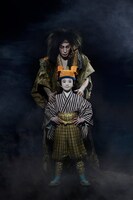 奥から市川海老蔵扮するプペル、堀越勸玄扮する玄。