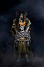 奥から市川海老蔵扮するプペル、堀越勸玄扮する玄。