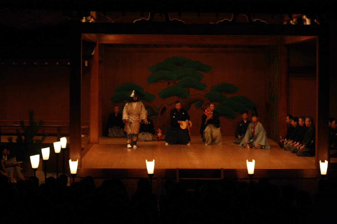 揺らめく炎が能面・衣裳の美しさ引き立てる「夜能」11月公演はろうそく能で「清経」