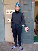 トップスをインするとスタイルの良さが際立つ。青い手ぬぐいがポイントに。