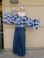 浴衣にはかま姿でパチリ。首元は冷やさないようにネックウォーマーでポカポカ。