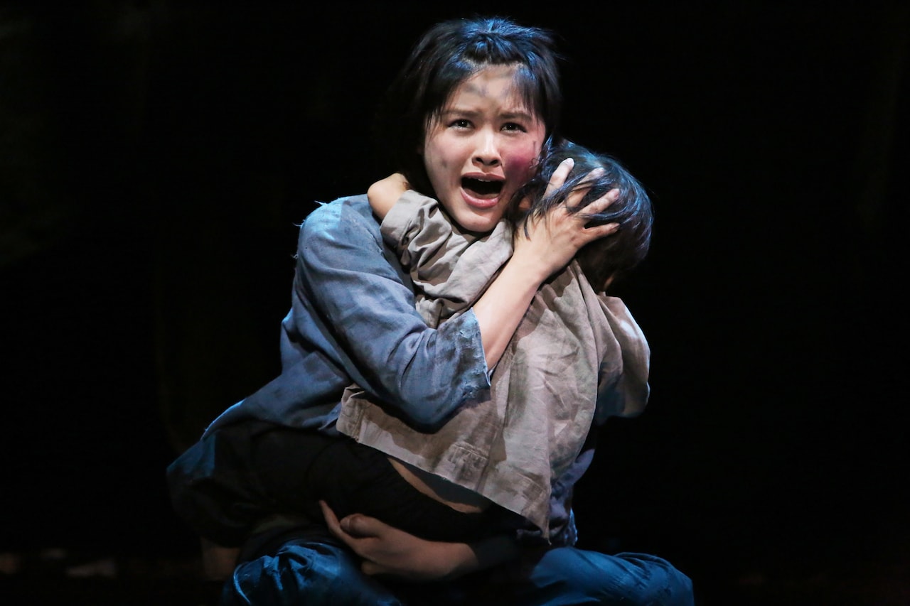 ミュージカル「ミス・サイゴン」（2014年公演）より。（写真提供：東宝演劇部）