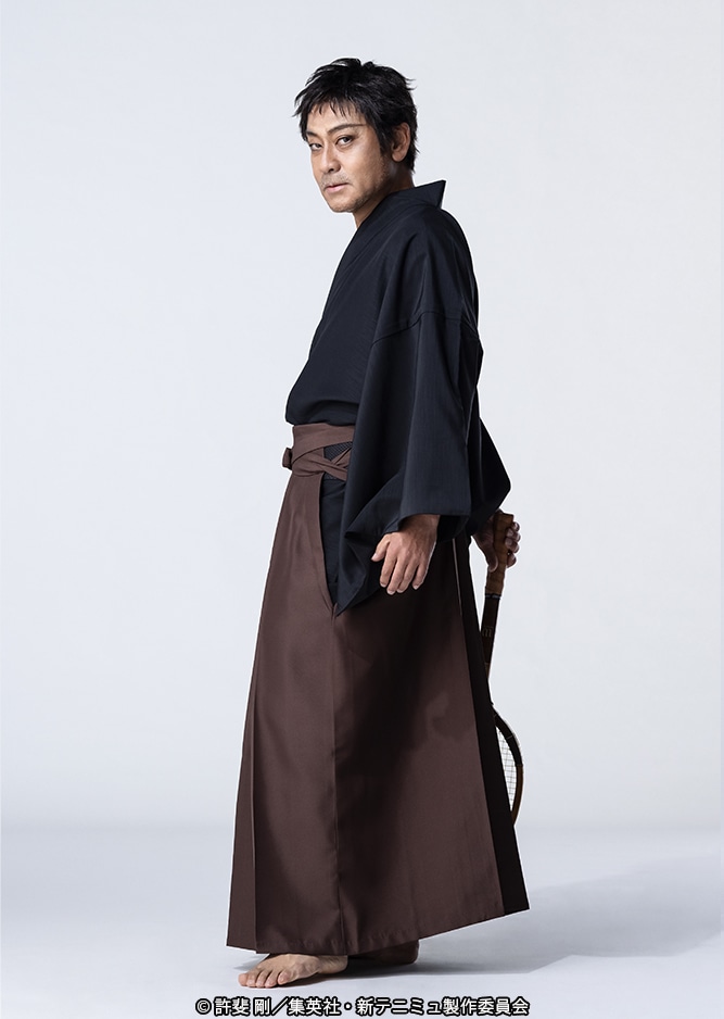 松山鷹志扮する越前南次郎。