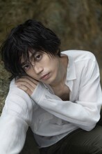 「高橋健介 1st 写真集 モライモノ」（KADOKAWA）より。