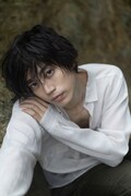 「高橋健介 1st 写真集 モライモノ」(KADOKAWA)より。
