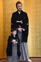 左から小川陽喜、中村獅童。