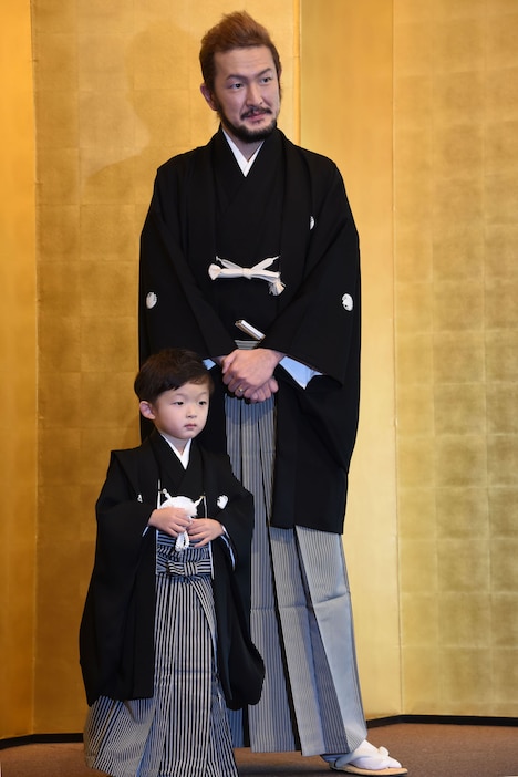 左から小川陽喜、中村獅童。