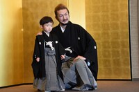 左から小川陽喜、中村獅童。